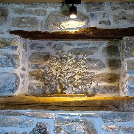 Appartement Iris Stone With Jacuzzi Tsagkarada