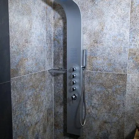 Iris Stone With Jacuzzi דירה