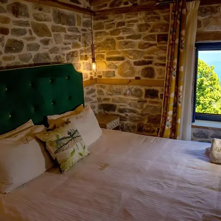 Iris Stone With Jacuzzi טסגרדה