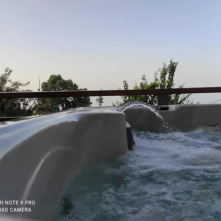 Iris Stone With Jacuzzi דירה *